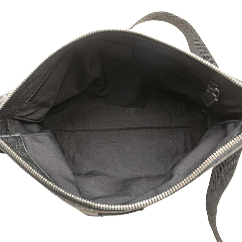 Gucci GG Canvas Crossbody Black Canvas Good condition - Model View