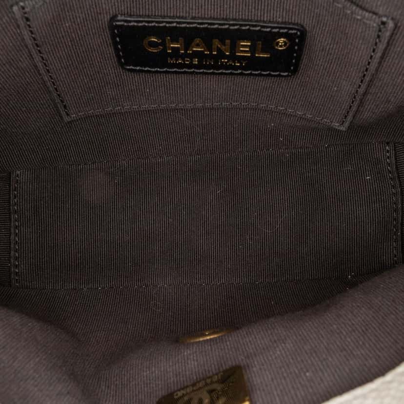 Chanel Mini Quilted Caviar Chain Soul Flap White Leather Good condition - Model View