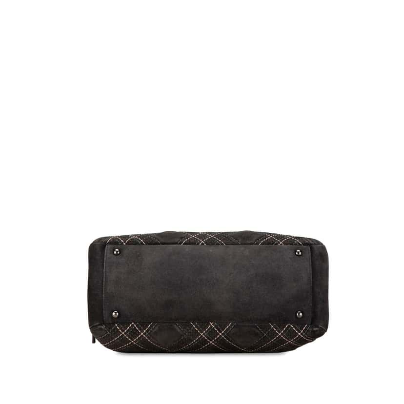 Chanel Suede Paris-Edinburgh Saltire Shoulder Bag Grey Leather Good condition - Model View