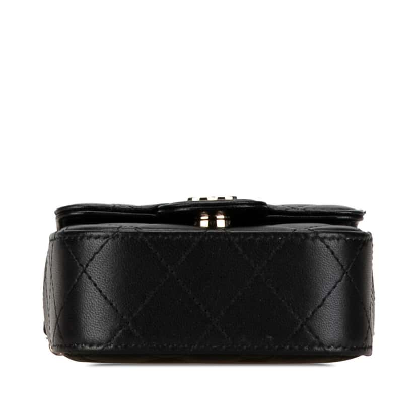 Chanel CC Quilted Lambskin Flap Card Holder On Chain Black Leather Good condition - Model View