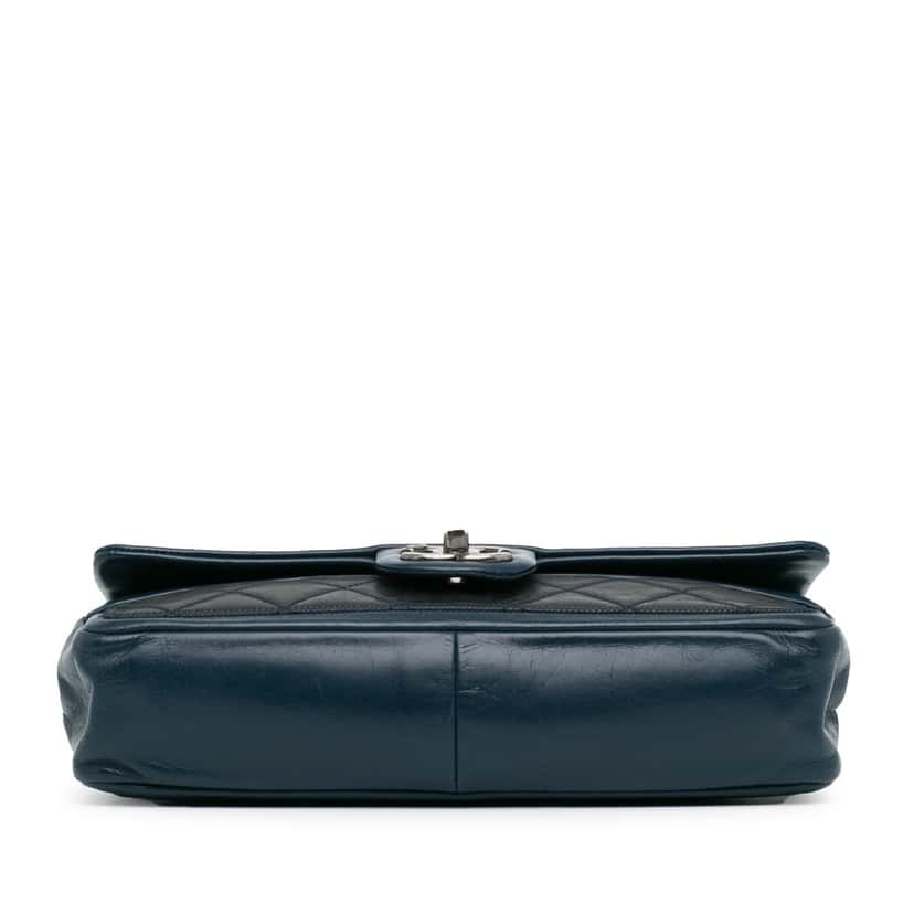 Chanel Medium Bicolor Lambskin Graphic Flap Black Leather Good condition - Model View