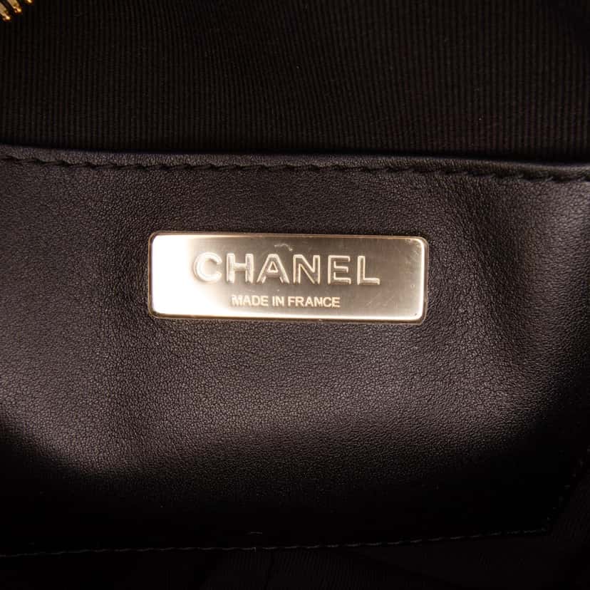 Chanel Quilted Satin Walk Of Fame Star Crossbody Black Satin Good condition - Model View