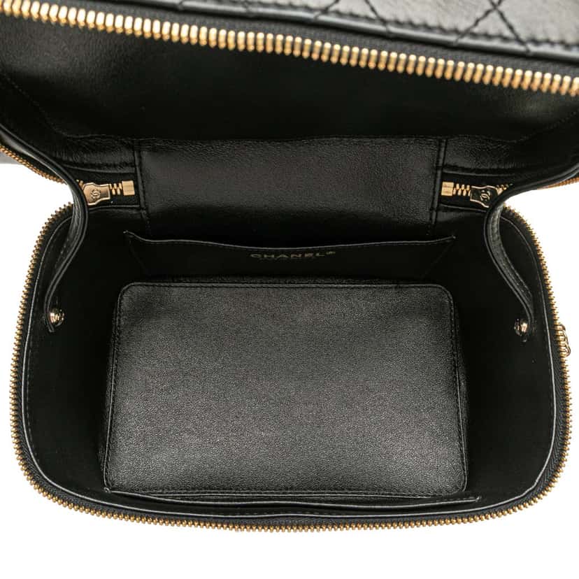 Chanel Large Quilted Lambskin Knock On Wood Vanity Case Black Leather Good condition - Model View