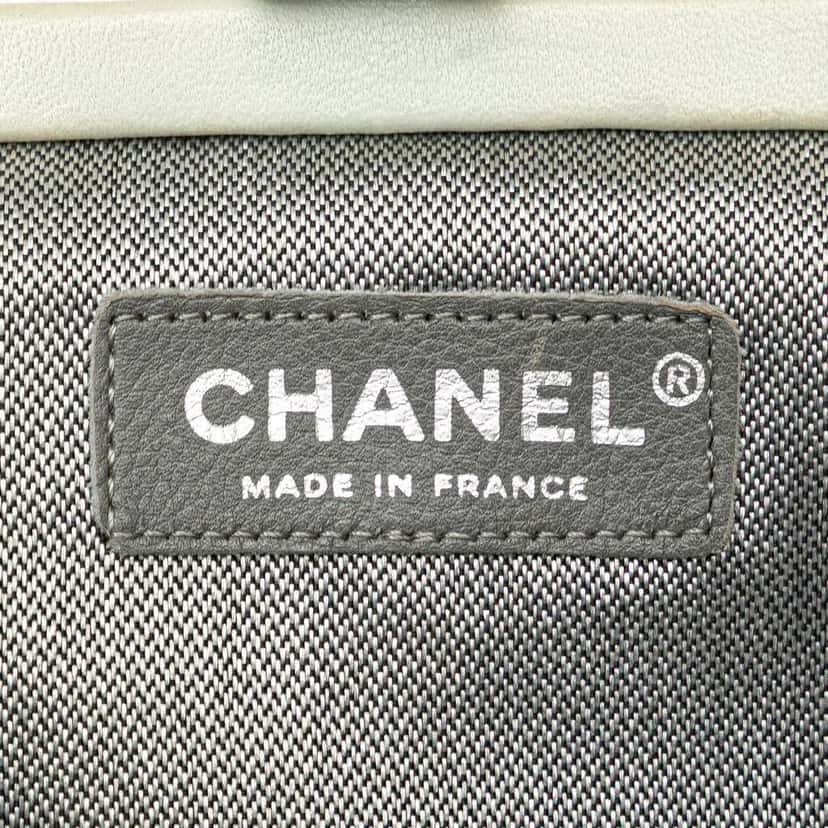 Chanel Quilted Lambskin Mademoiselle Ligne Clutch White Leather Good condition - Box View