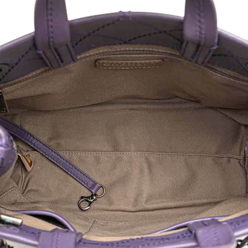 Chanel Small CC Quilted Calfskin Pocket Tote Purple Leather Good condition - Model View