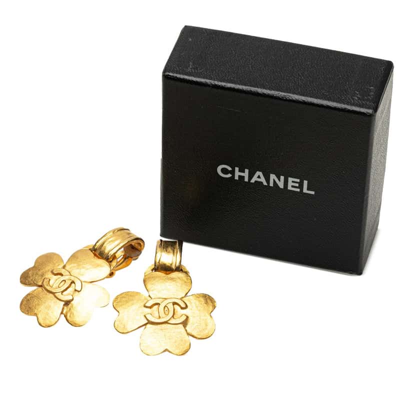 Chanel Gold Plated CC Clover Clip on Earrings Gold Metal Good condition - Model View