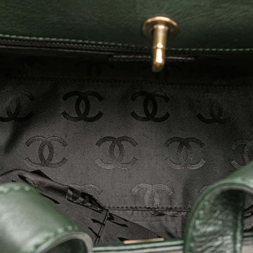 Chanel CC Calfskin Turnlock Tote Green Leather Good condition - Model View