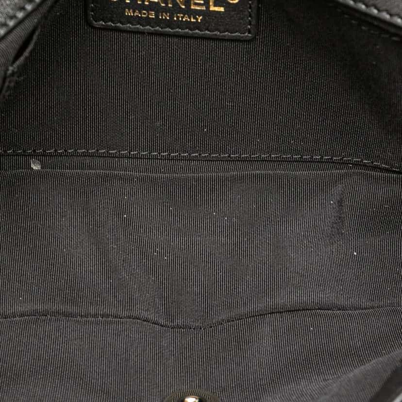 Chanel Medium Quilted Calfskin Bubbly Flap Black Leather Good condition - Model View