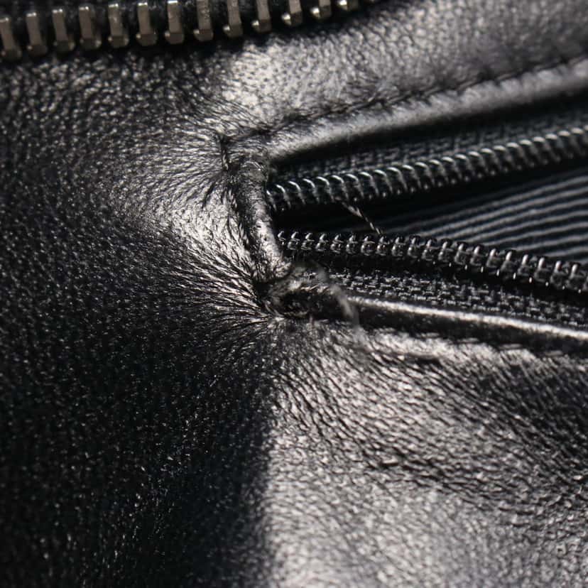 Chanel Caviar Medallion Tote Black Leather Good condition - Model View