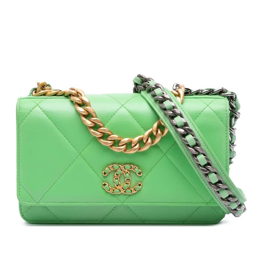 Chanel Quilted Lambskin 19 Wallet on Chain Green Leather Very good condition - Front View
