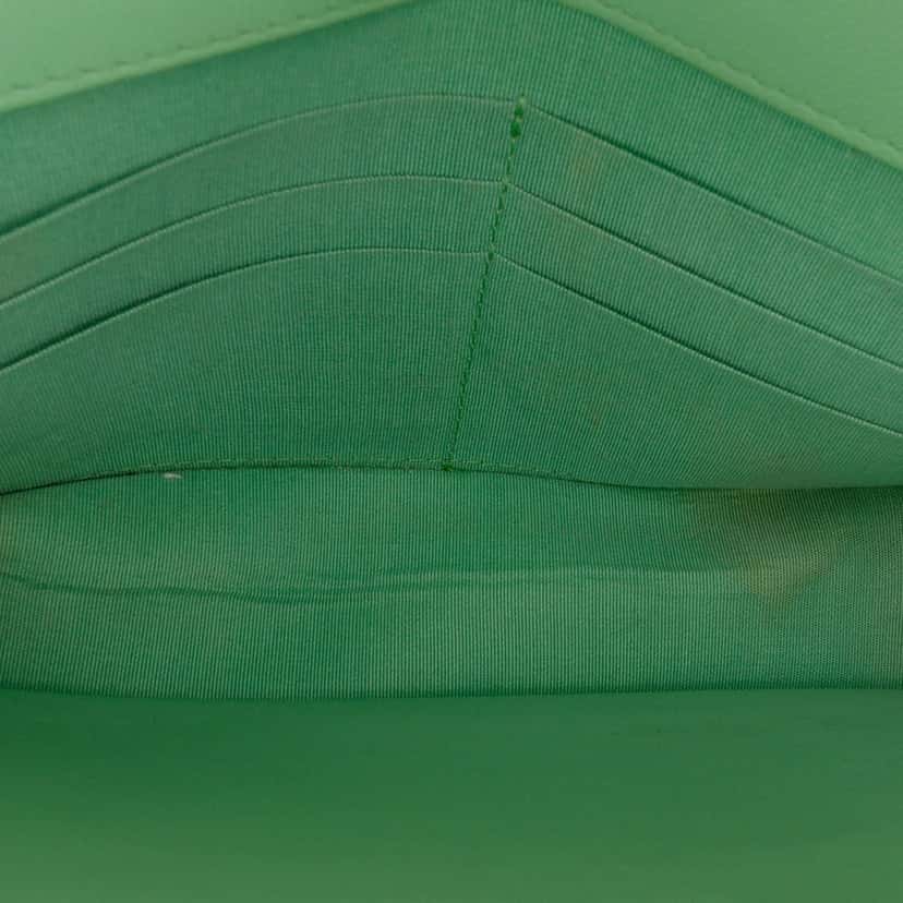 Chanel Quilted Lambskin 19 Wallet on Chain Green Leather Very good condition - Model View