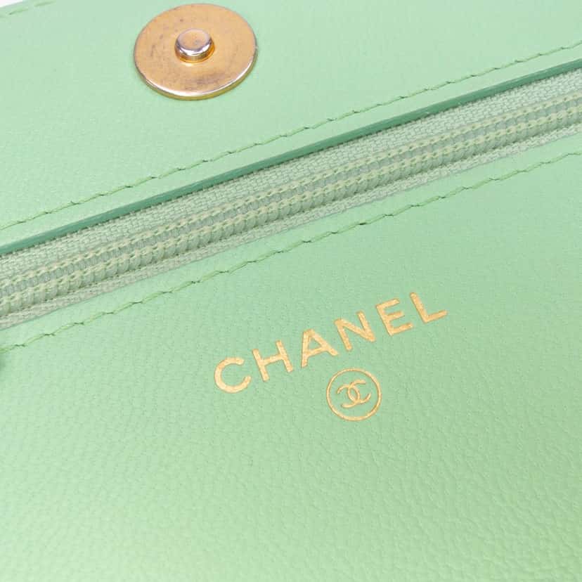 Chanel Quilted Lambskin 19 Wallet on Chain Green Leather Very good condition - Box View