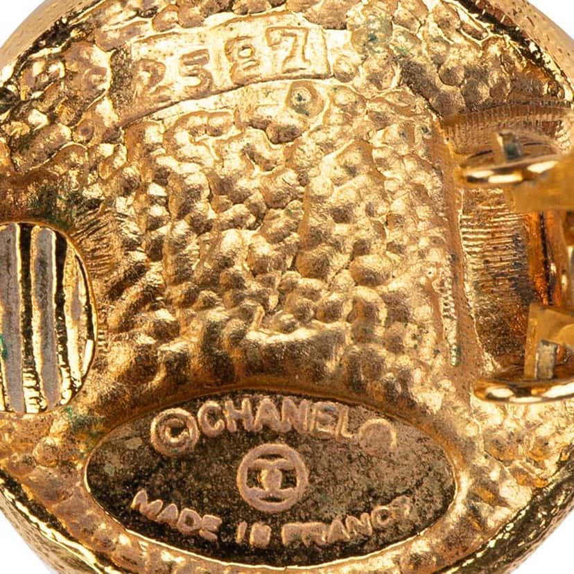 Chanel Gold Plated CC Swirl Button Clip on Earrings Gold Metal Good condition - Model View