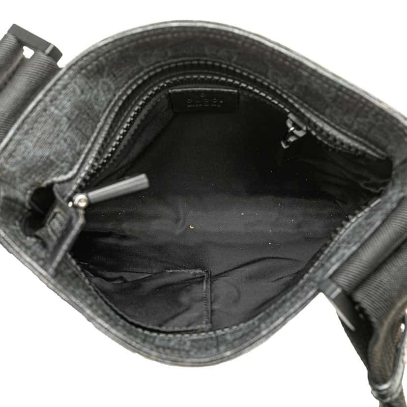 Gucci GG Supreme Crossbody Black Canvas Good condition - Model View