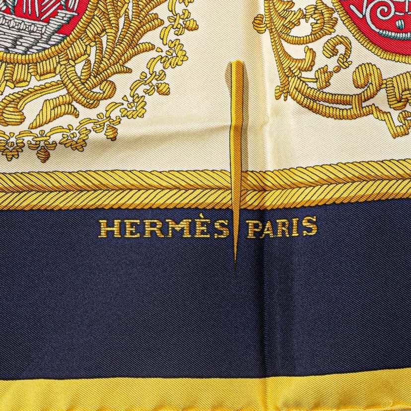 Hermès Les Armes de Paris Silk Scarf White Silk Good condition - Model View