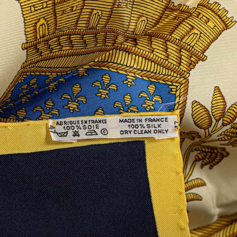 Hermès Les Armes de Paris Silk Scarf White Silk Good condition - Box View