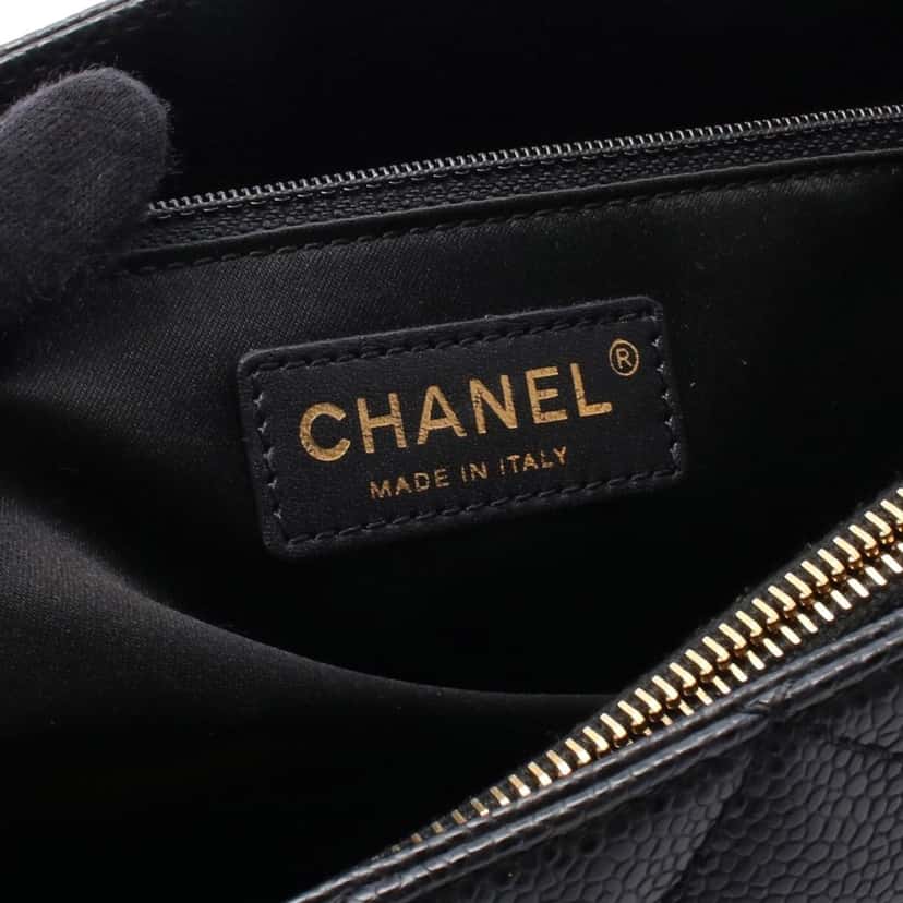 Chanel Caviar Grand Shopping Tote Black Leather Good condition - Model View
