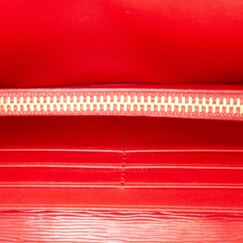 Prada Vitello Move Wallet on Chain Red Leather Good condition - Model View
