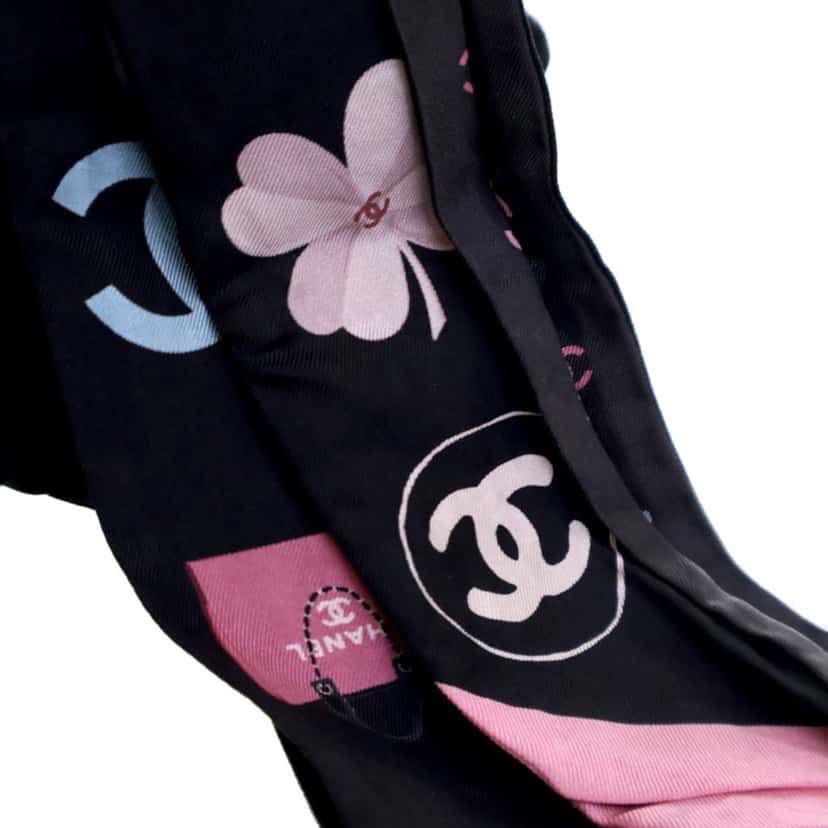 Chanel CC Logo Camellia and Dog Silk Bandeau Scarf Black Silk Good condition - Model View