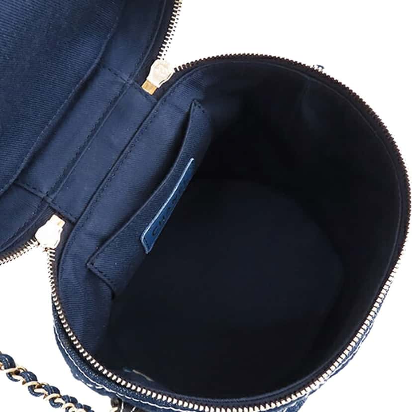 Chanel CC Quilted Denim Vanity Bag Blue Denim Good condition - Model View