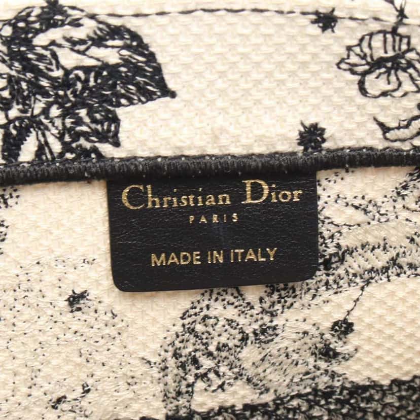 Dior Medium Canvas Embroidered Zodiac Toile De Jouy Book Tote White Canvas Good condition - Model View