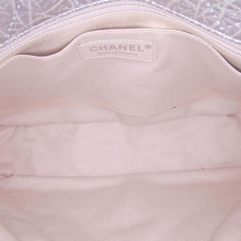 Chanel Quilted Aged Calfskin On The Rocks Flap Silver Leather Good condition - Model View