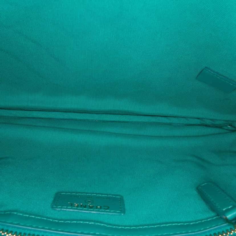 Chanel Medium Quilted Lambskin O Case Clutch Green Leather Good condition - Model View