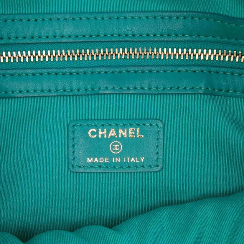 Chanel Medium Quilted Lambskin O Case Clutch Green Leather Good condition - Box View