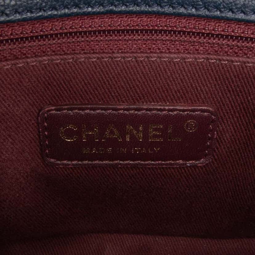 Chanel Paris-Salzburg Small Patent and Goatskin CC Eyelet Flap Blue Leather Very good condition - Box View