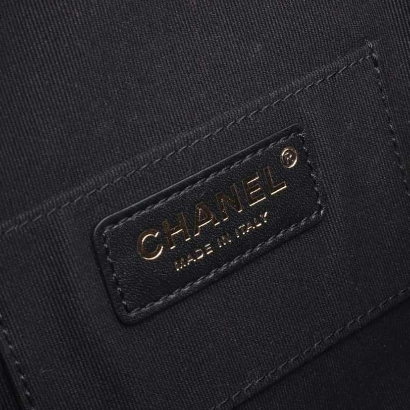 Chanel Quilted Lambskin Oval Logo Chain Top Handle Round Clutch on Chain Black Leather Good condition - Model View