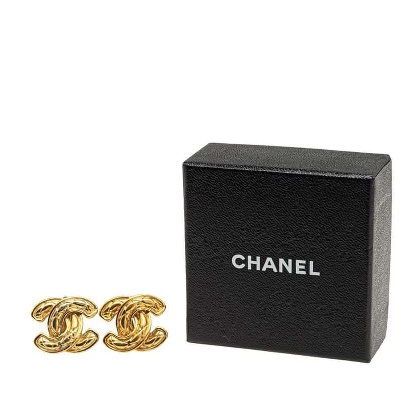 Chanel Gold Plated CC Quilted Clip on Earrings Gold Metal Good condition - Model View