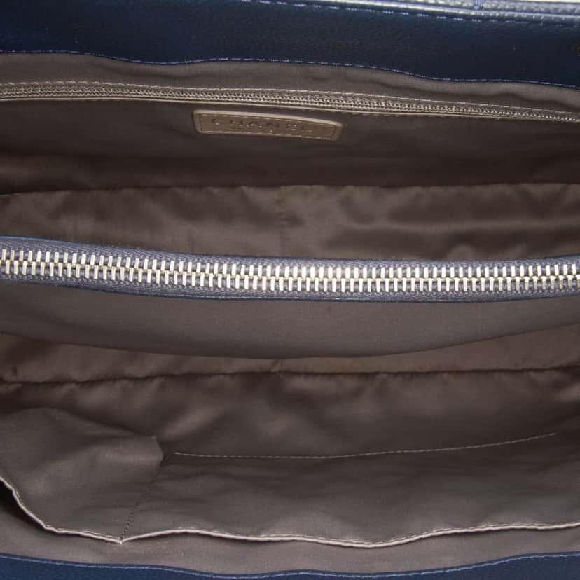 Chanel Caviar Grand Shopping Tote XL Blue Leather Good condition - Model View