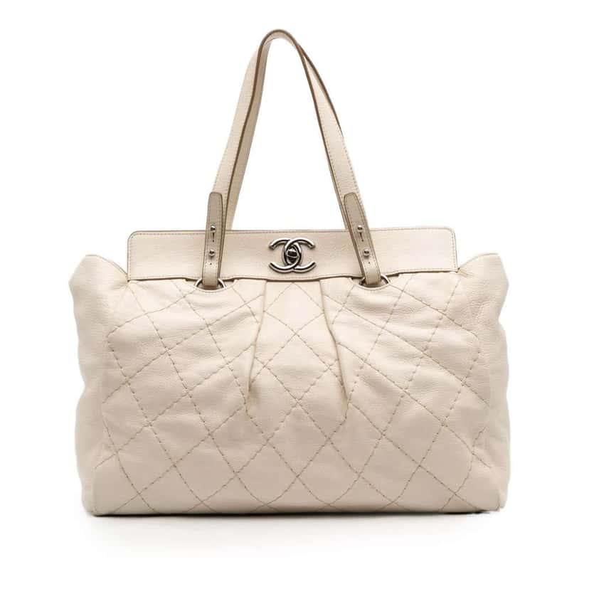 Chanel Large Quilted Aged Calfskin On The Road Tote Brown Leather Good condition - Front View