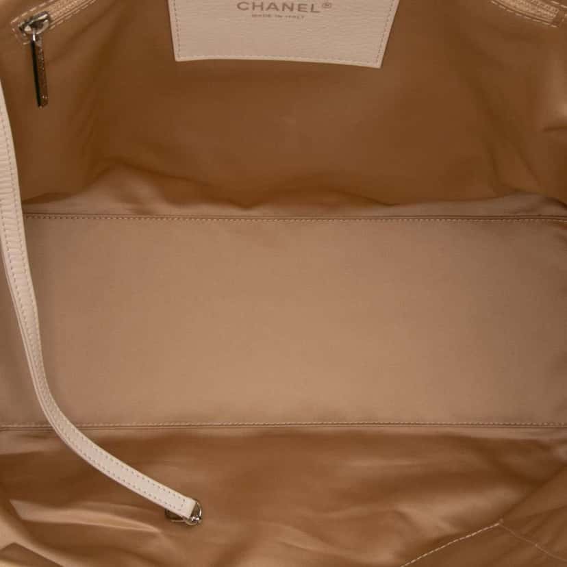Chanel Large Quilted Aged Calfskin On The Road Tote Brown Leather Good condition - Model View