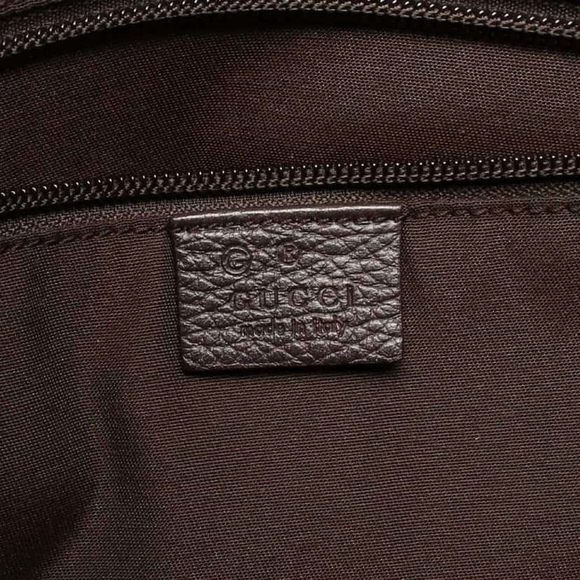 Gucci GG Canvas Crossbody Brown Canvas Good condition - Model View