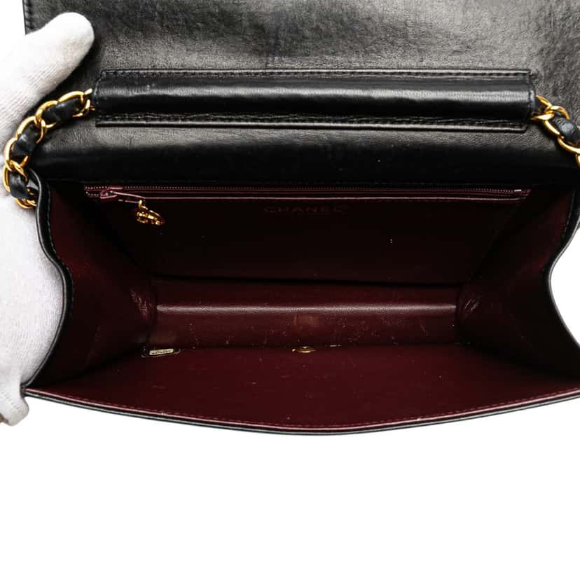Chanel CC Quilted Lambskin Full Single Flap Black Leather Good condition - Model View