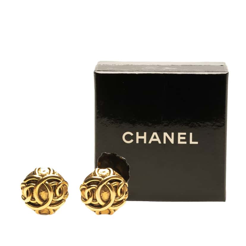 Chanel Gold Plated CC Round Clip On Earrings Gold Metal Good condition - Model View