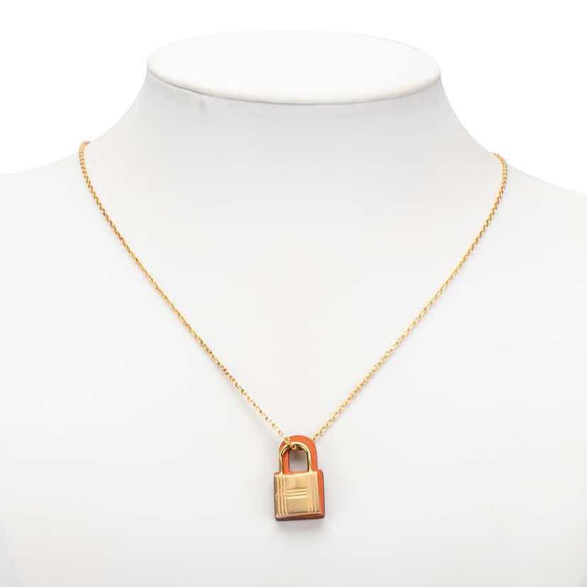 Hermès Gold Plated and Swift O Kelly Pendant Necklace Gold Metal Good condition - Box View