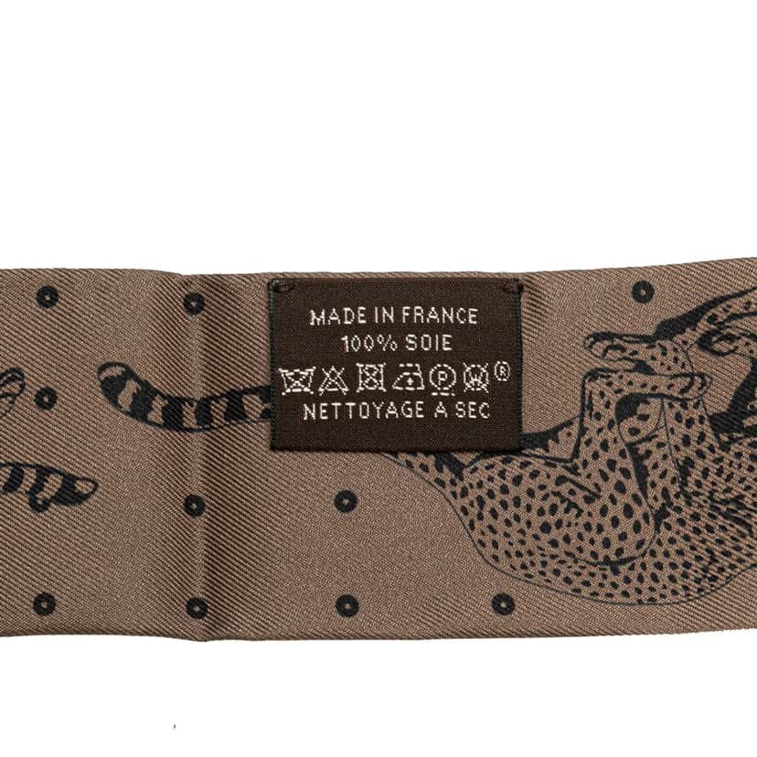 Hermès Guepards Silk Twilly Scarf White Silk Good condition - Model View