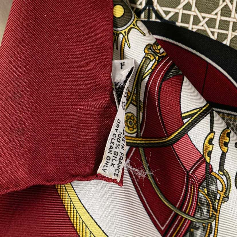 Hermès Les Voitures a Transformation Silk Scarf White Silk Good condition - Model View