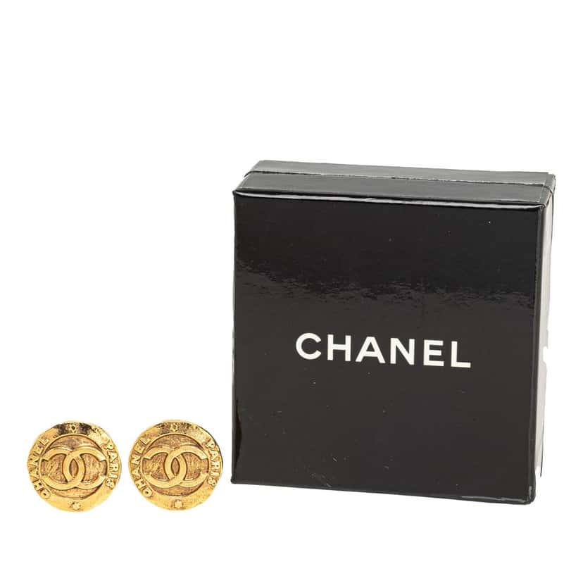 Chanel Gold Plated CC Round Clip On Earrings Gold Metal Good condition - Model View