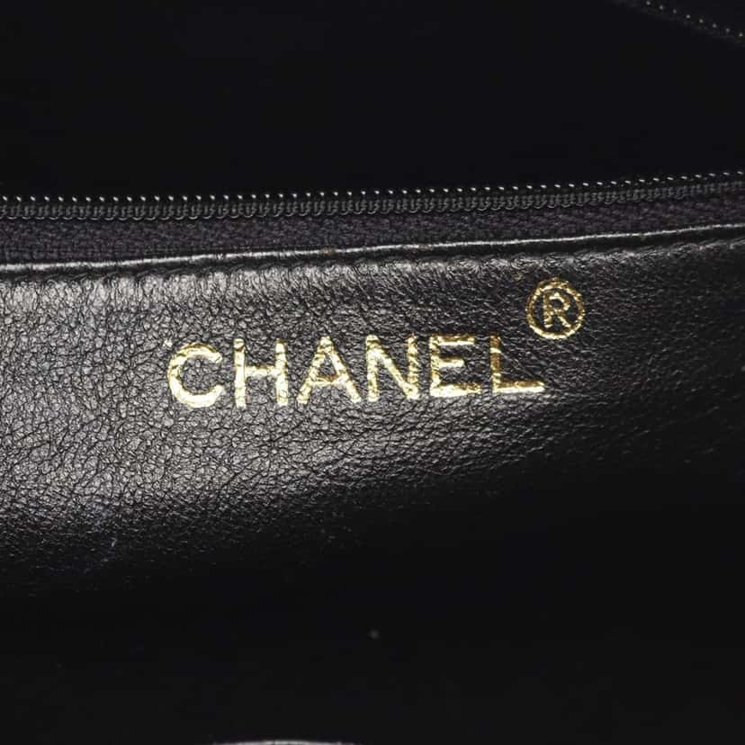 Chanel Medium CC Quilted Lambskin Tassel Camera Bag Black Leather Good condition - Model View