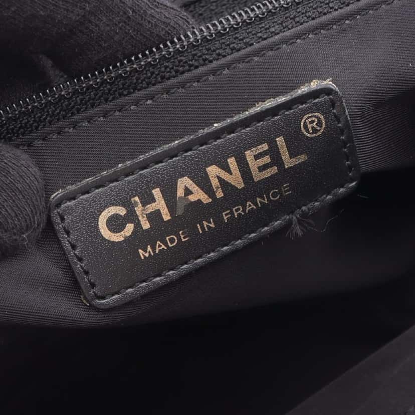 Chanel New Travel Line Nylon Tote Black Good condition - Model View