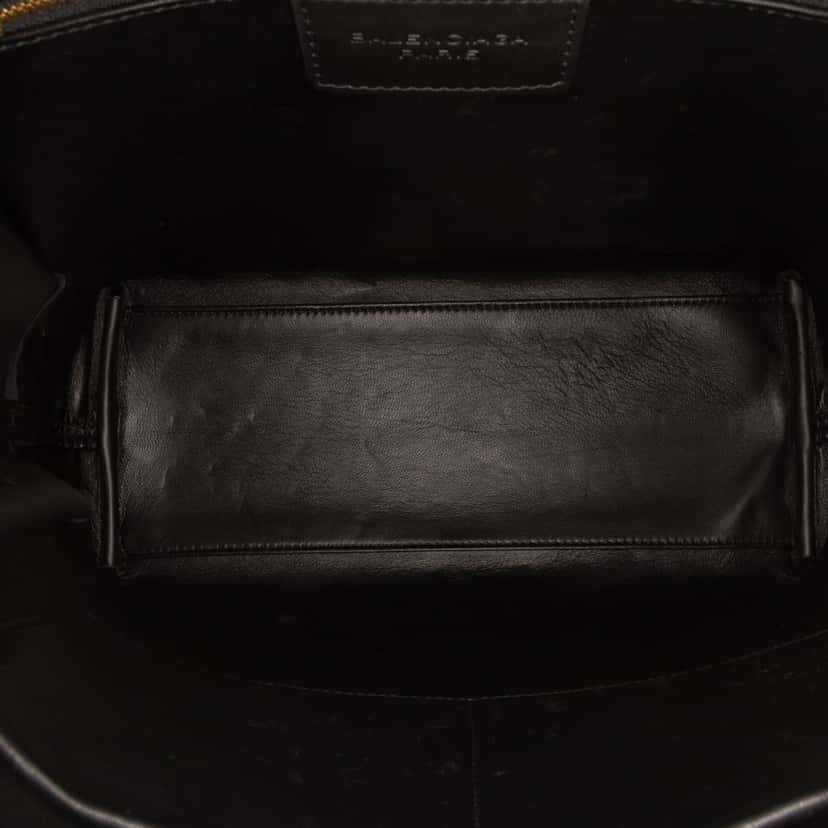Balenciaga Leather Bucket Bag Black Leather Good condition - Model View