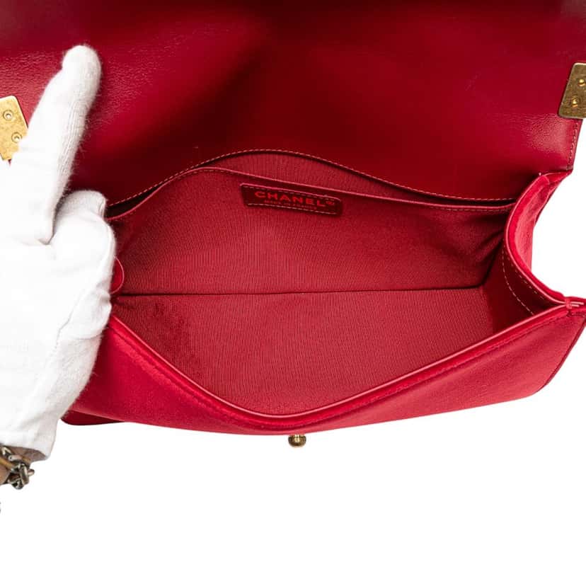 Chanel Old Medium Quilted Velvet Boy Flap Red Velvet Good condition - Model View