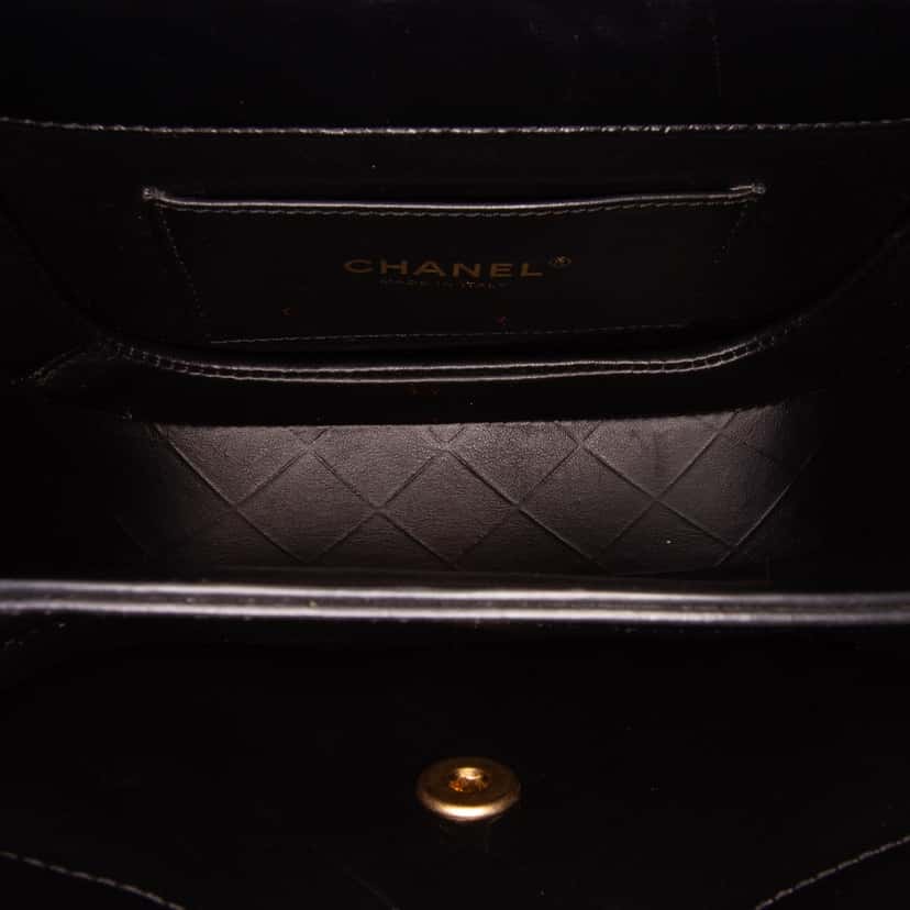 Chanel CC Quilted Calfskin Round Moon Messenger Flap Black Leather Good condition - Model View