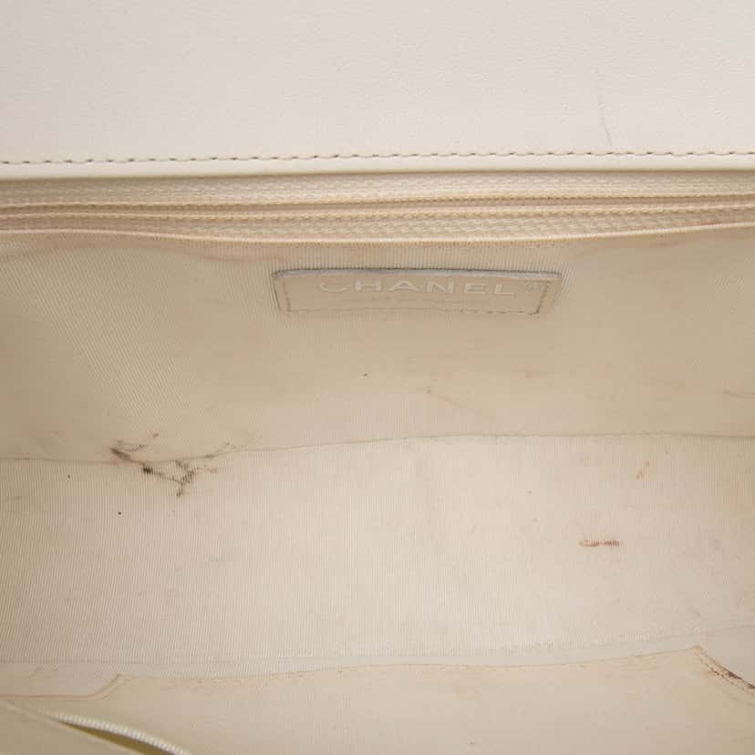 Chanel Medium Quilted Lambskin Boy Flap White Leather Good condition - Model View