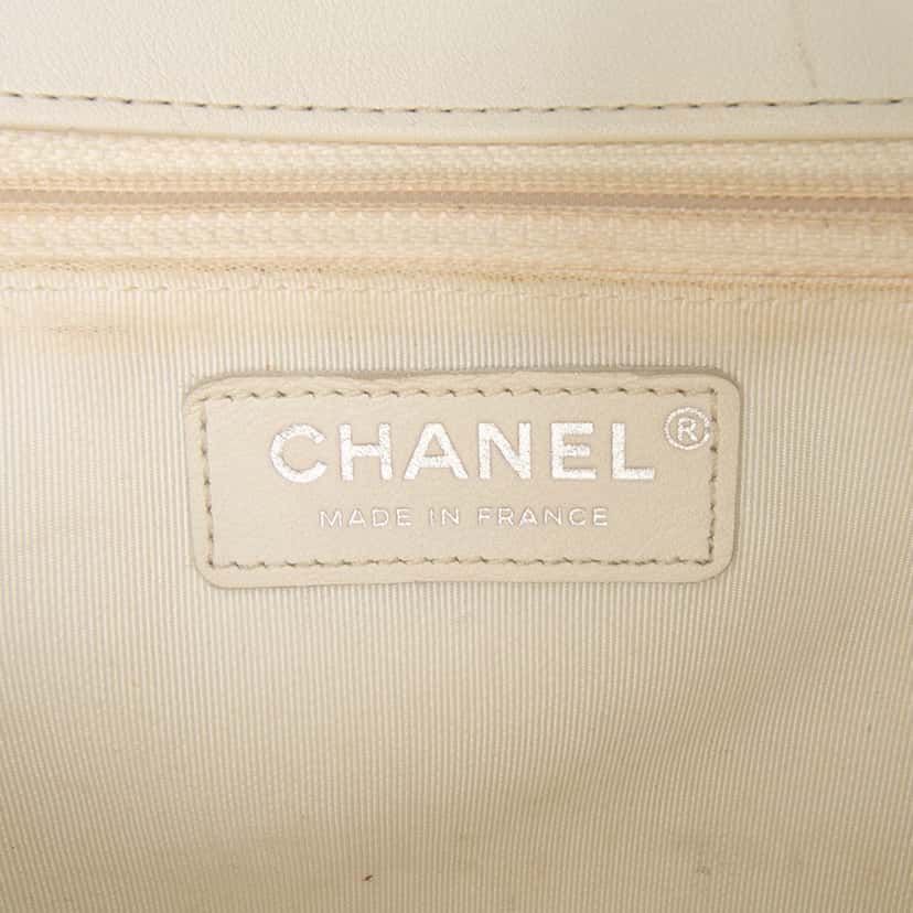 Chanel Medium Quilted Lambskin Boy Flap White Leather Good condition - Box View