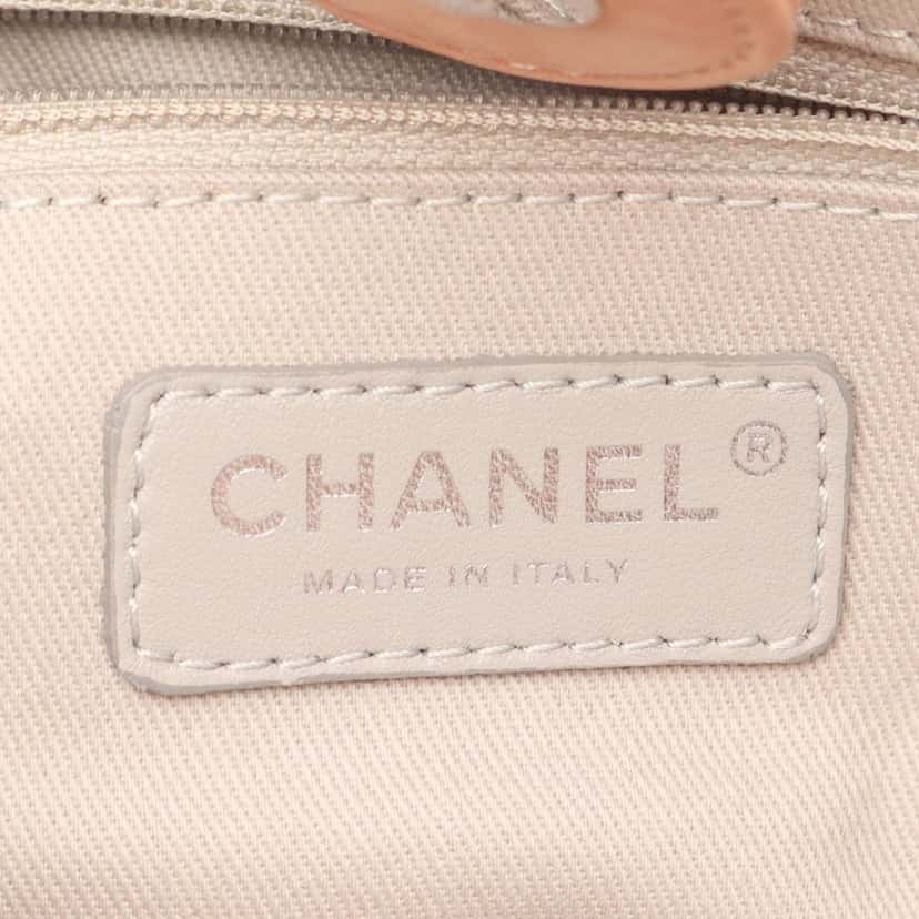 Chanel Large CC Quilted Suede Sea Hit Tote Pink Leather Very good condition - Model View