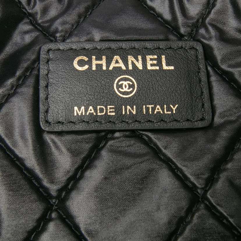 Chanel Medium Quilted Caviar O Case Clutch Black Leather Good condition - Box View